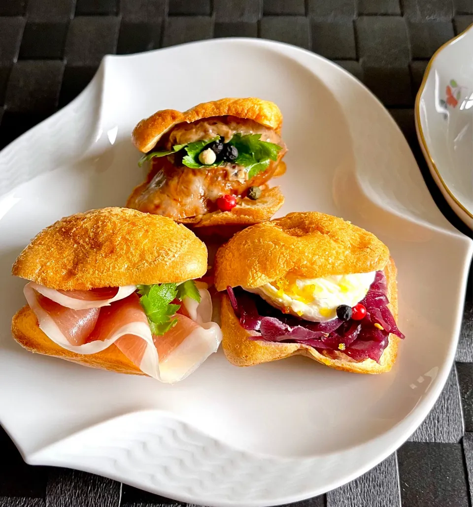 Snapdishの料理写真:ポップオーバーで朝食🥣。　ミニサイズ。　卵とマヨネーズのみで焼いて、ありあわせのものを挟みました。|milanmilanさん