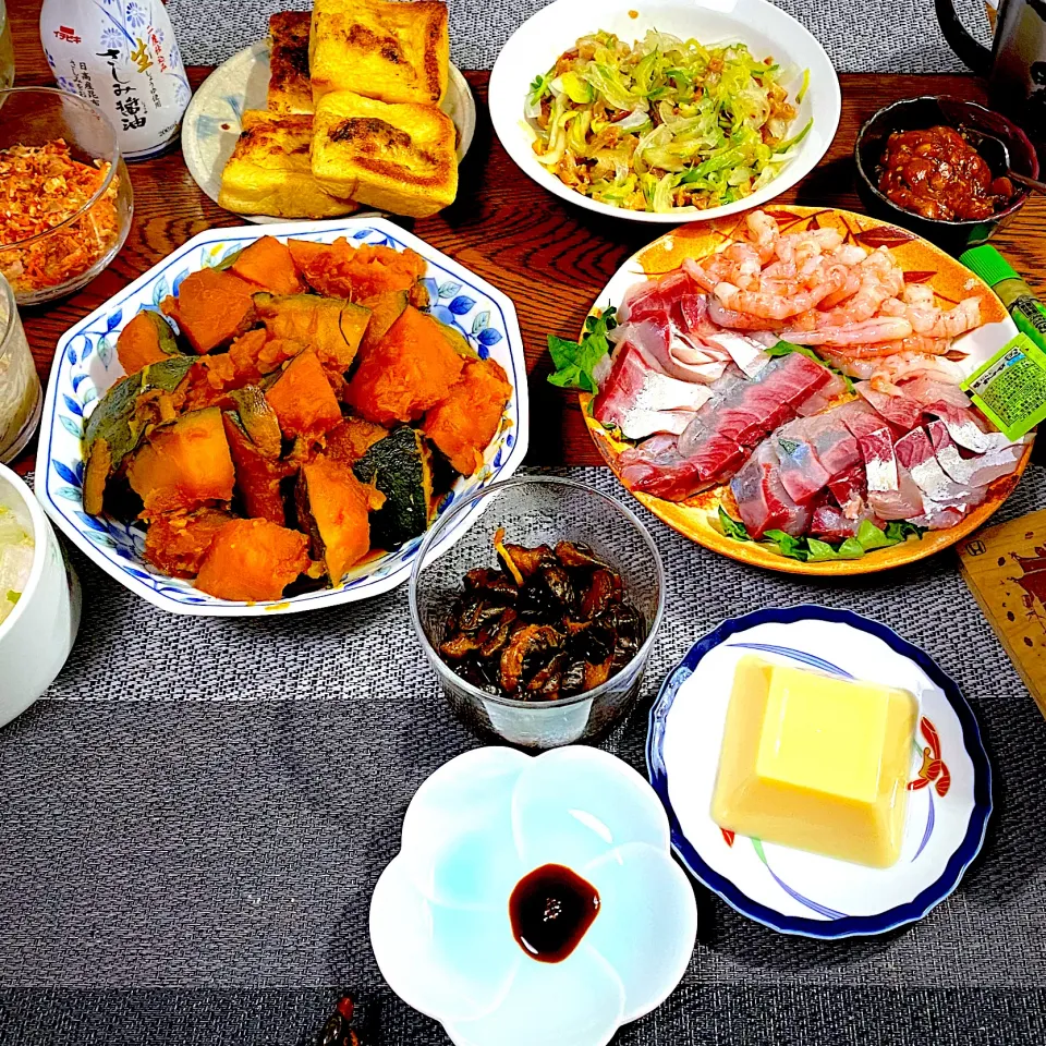 南瓜煮物、鰤と甘エビ刺身、玉ねぎと胡瓜と照り焼きチキンのサラダ、オクラと椎茸の味噌和え入り揚げの素焼き、常備菜、漬物|yakinasuさん