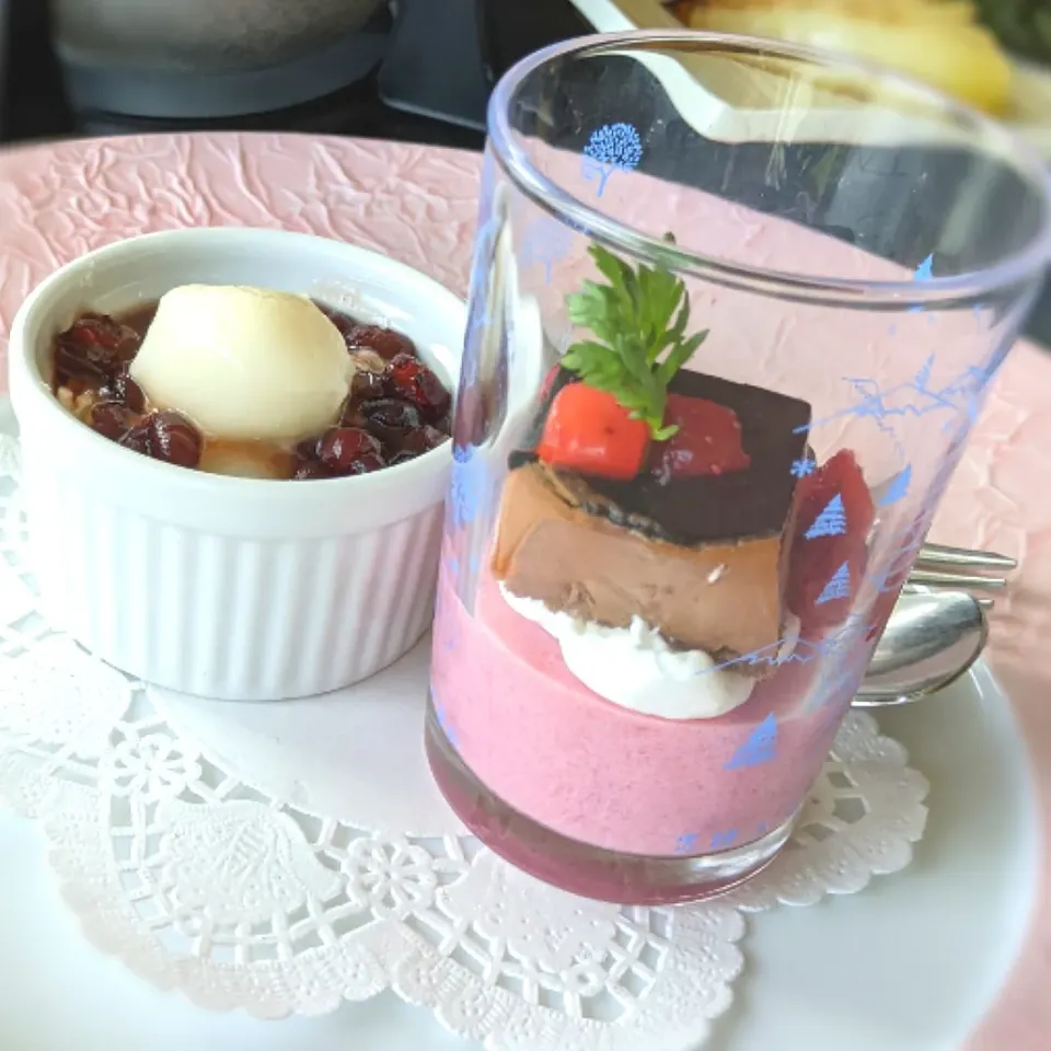 🍸🍫本日のドルチェ🍮🍹
〜クーベルチュールショコラとベリームース
　のグラス
　ゆり根餡白玉ぜんざいのあずきがけ
　をココットで|佐藤仁さん