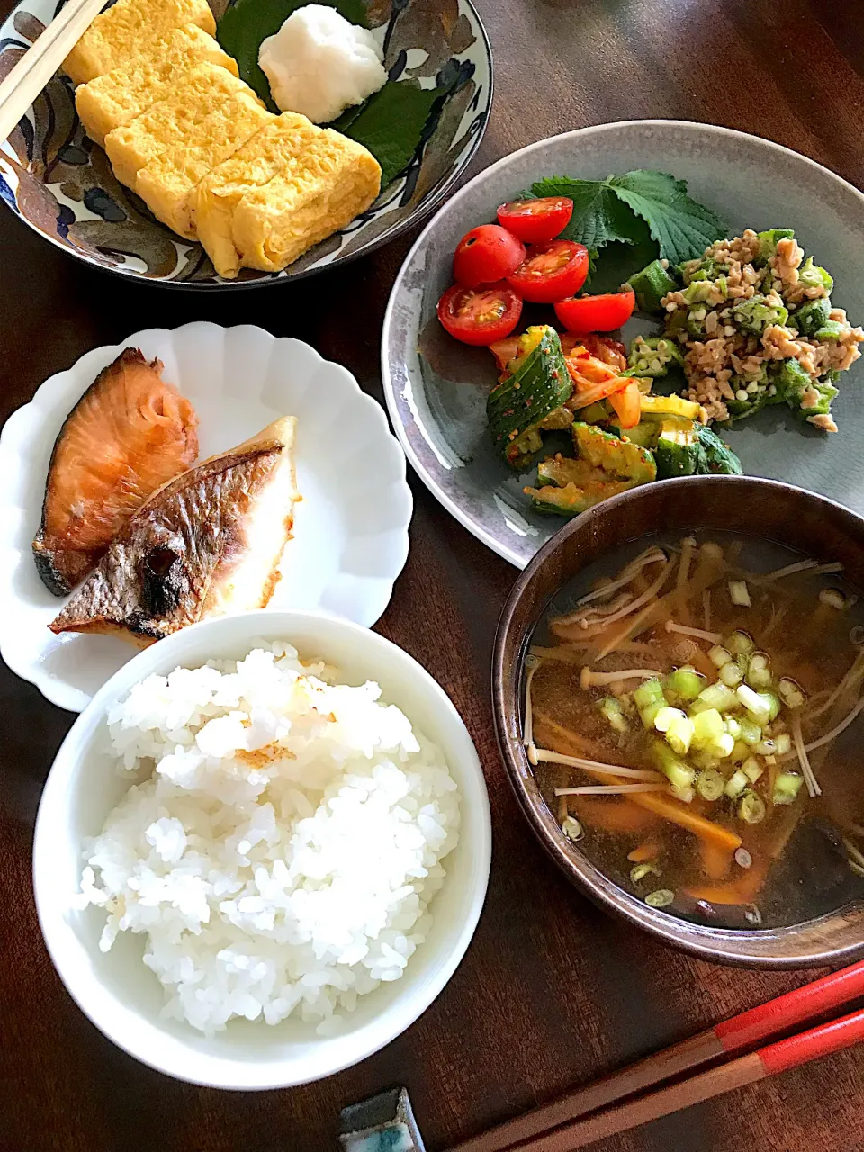 休日の和朝食　自家製味噌の味噌汁/オクラひきわり納豆/鯛の一夜干し/胡瓜キムチ 他|カピバラおやじさん