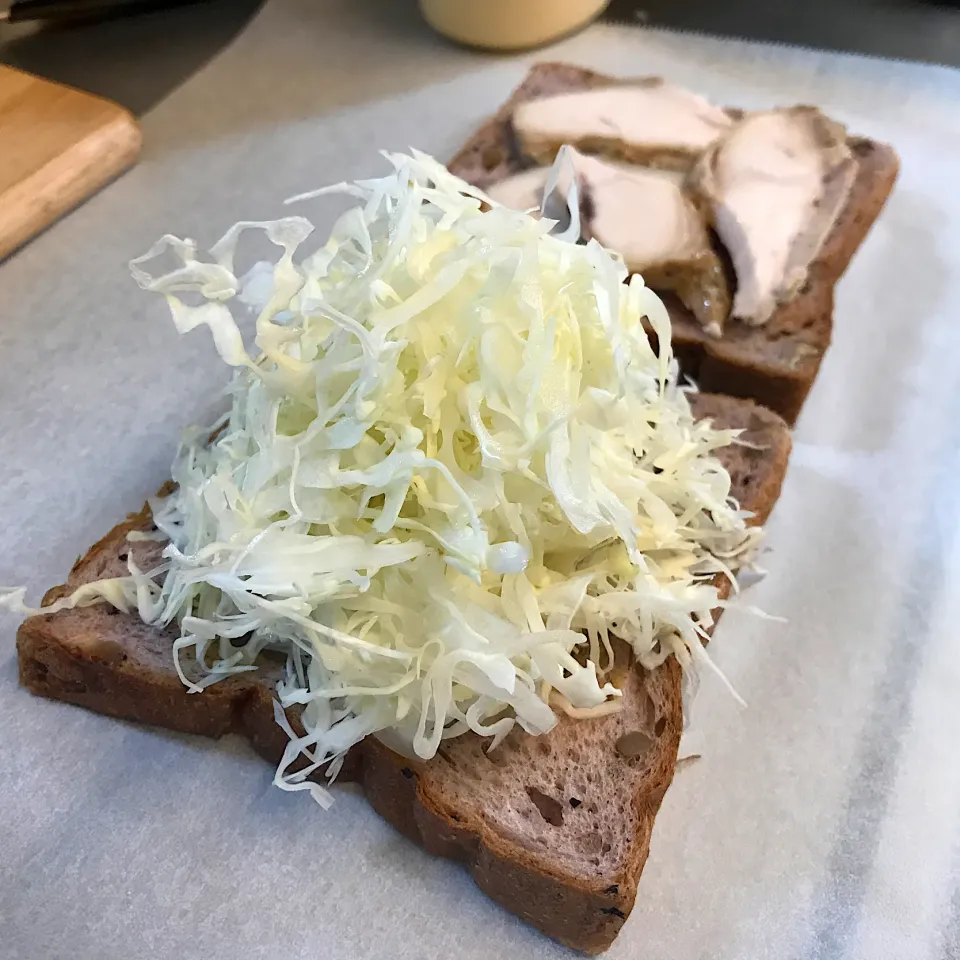 Snapdishの料理写真:しっとり鶏胸肉のローストチキンサンド|morimi32さん