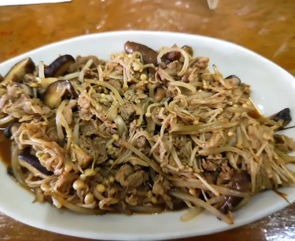 牛バラと椎茸とえのき茸とモヤシが入った甜麺醤炒め|ふじわらたくやさん