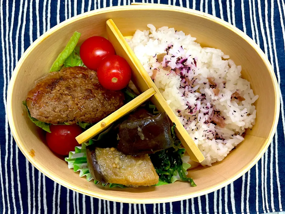 ハンバーグとナスの煮物🍱|なお🅿️さん