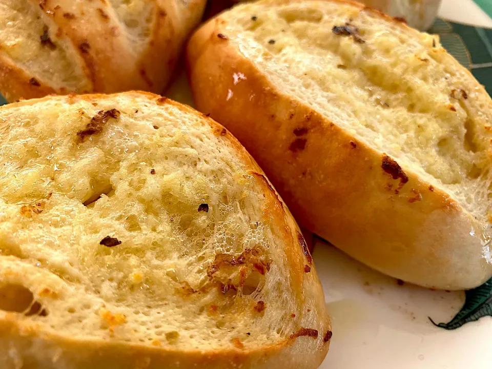 Snapdishの料理写真:🥖ガリバタ🧄🧈ソフトフランス|みうのすけさん