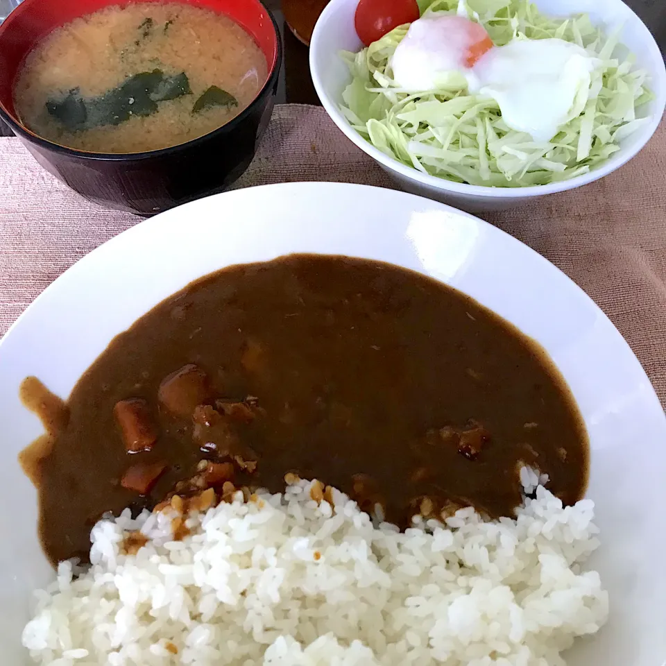 チキンカレー🍛玉ねぎとキャベツの味噌汁、サラダ|純さん