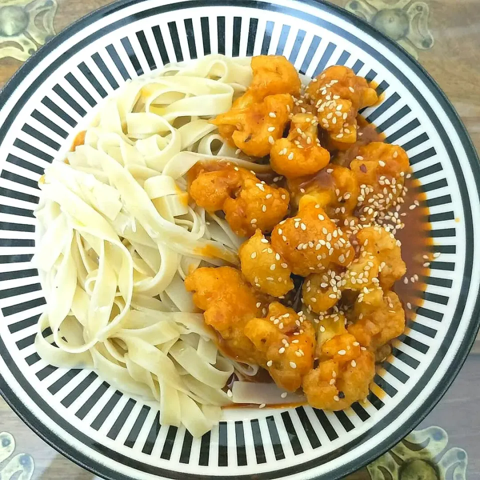 Snapdishの料理写真:coliflower manchurian with pasta|sana imranさん