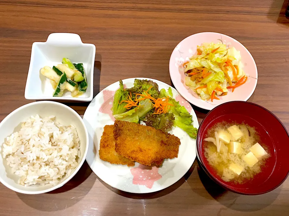 冷凍アジフライ　きのこと豆腐の味噌汁　キャベツと揚げのオイ炒め　きゅうりと長芋の梅味噌和え|おさむん17さん