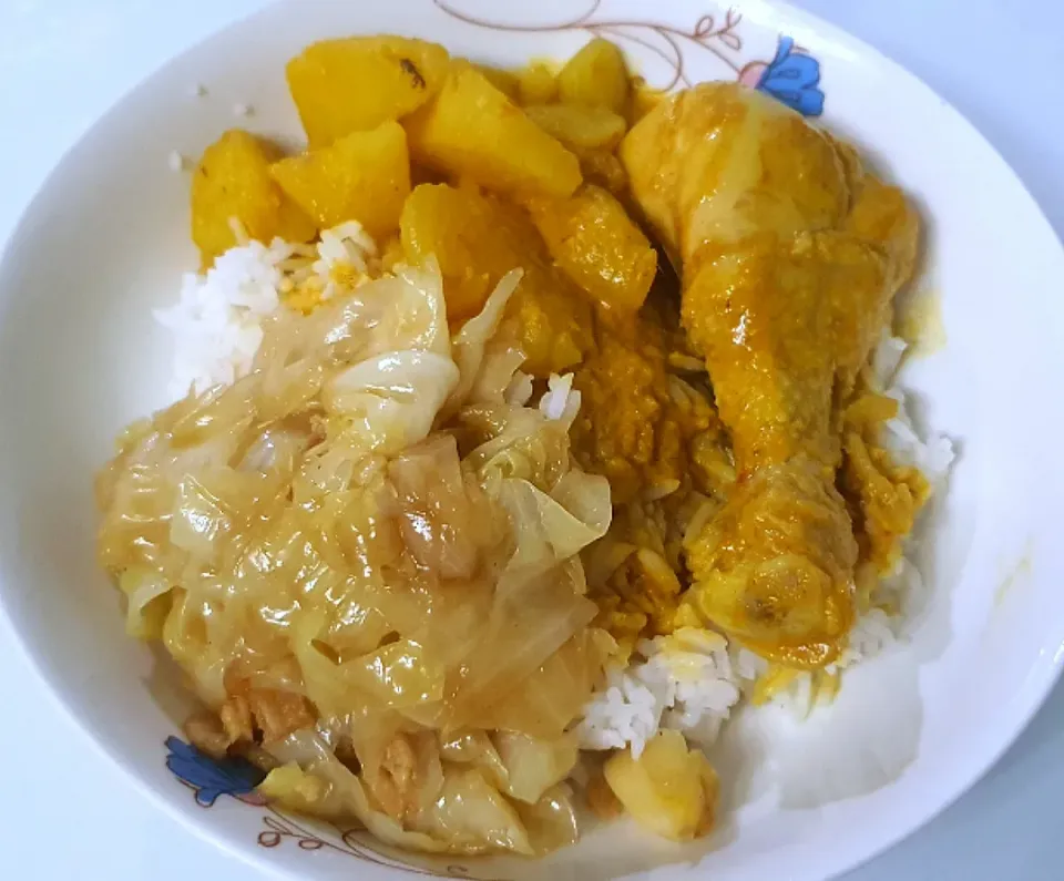 Cabbage + Curry Chicken rice 
Dinner 15.9.2021|🌷lynnlicious🌷さん