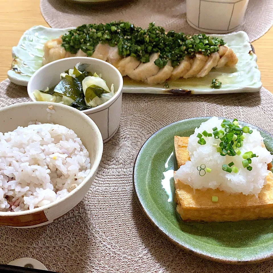 揚げ鶏のニラだれ、厚揚げおろし、キャベツとわかめの酢の物|ツインうさぎさん