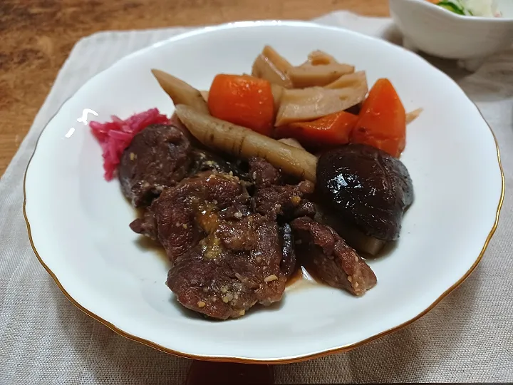 Snapdishの料理写真:牛すね肉と根菜の煮込み|ぱいんてーるさん