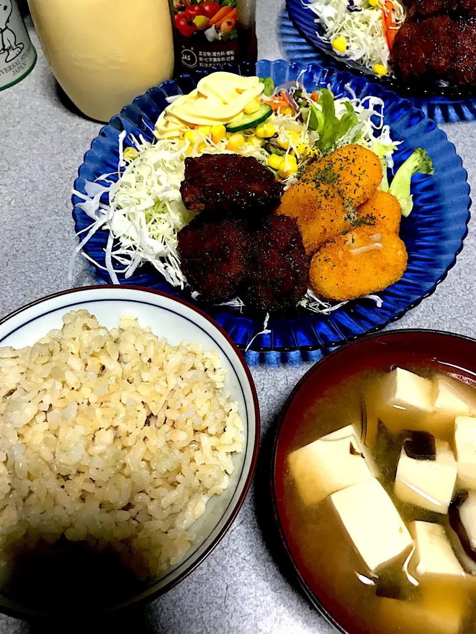 豆腐沢山食べてお腹パンパン #夕飯　ロウカット玄米ご飯、クリームコロッケ、一口カツ、サラダ(いま話題のキューピーマヨネーズで)、豆腐昆布椎茸味噌汁|ms903さん