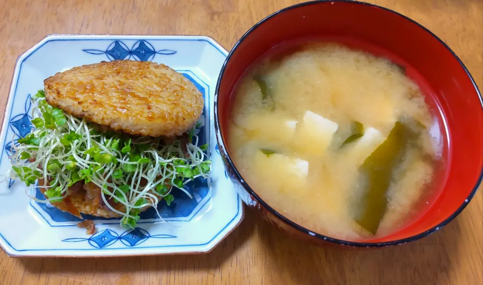 ９月９日　焼肉ライスバーガー　豆腐とわかめのお味噌汁|いもこ。さん