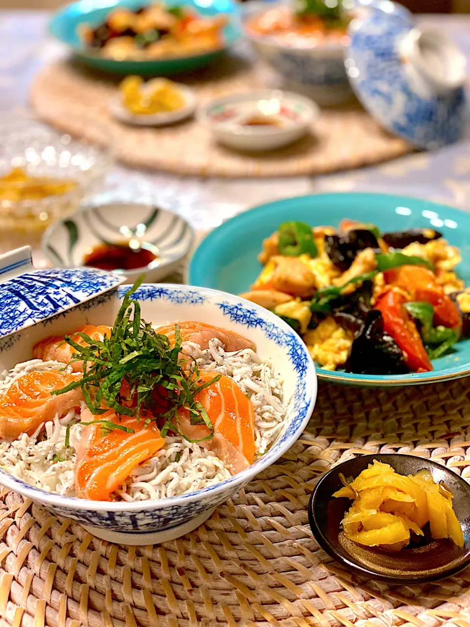 漬けサーモンと しらすの丼、ふんわり卵とキクラゲ 鶏ささみ の炒め物|paaruさん