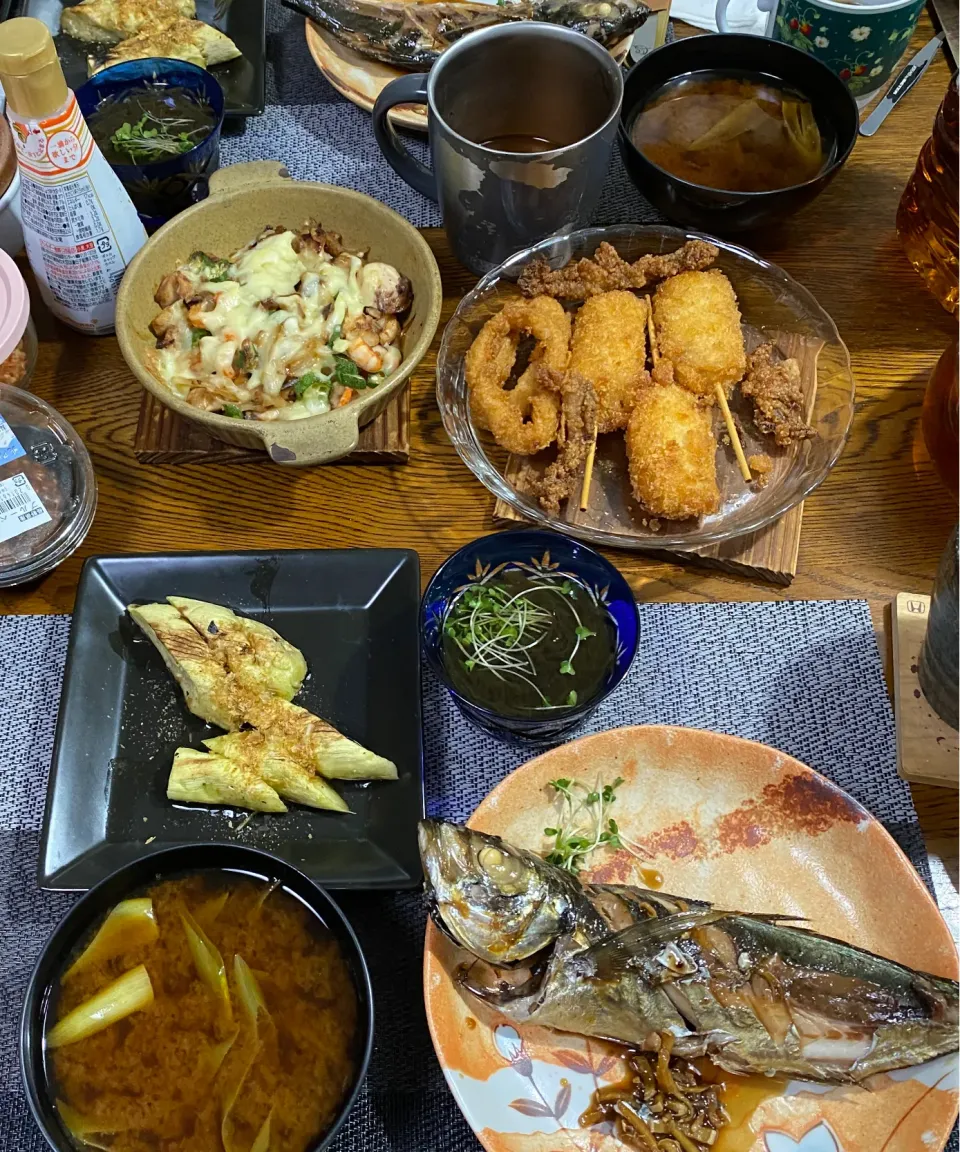 Snapdishの料理写真:鯵の煮付け、昨夜の刺身のリメイクチーズ焼き、揚げ物残り、焼き茄子、薩摩芋とネギの味噌汁、常備菜、漬物、煮豚、南瓜煮物、|yakinasuさん