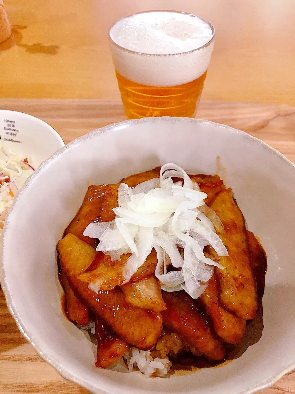 北海道に想いを馳せて豚トロで、豚丼🐷🍺白ネギの代わりにタマネギスライス🧅|海斗さん