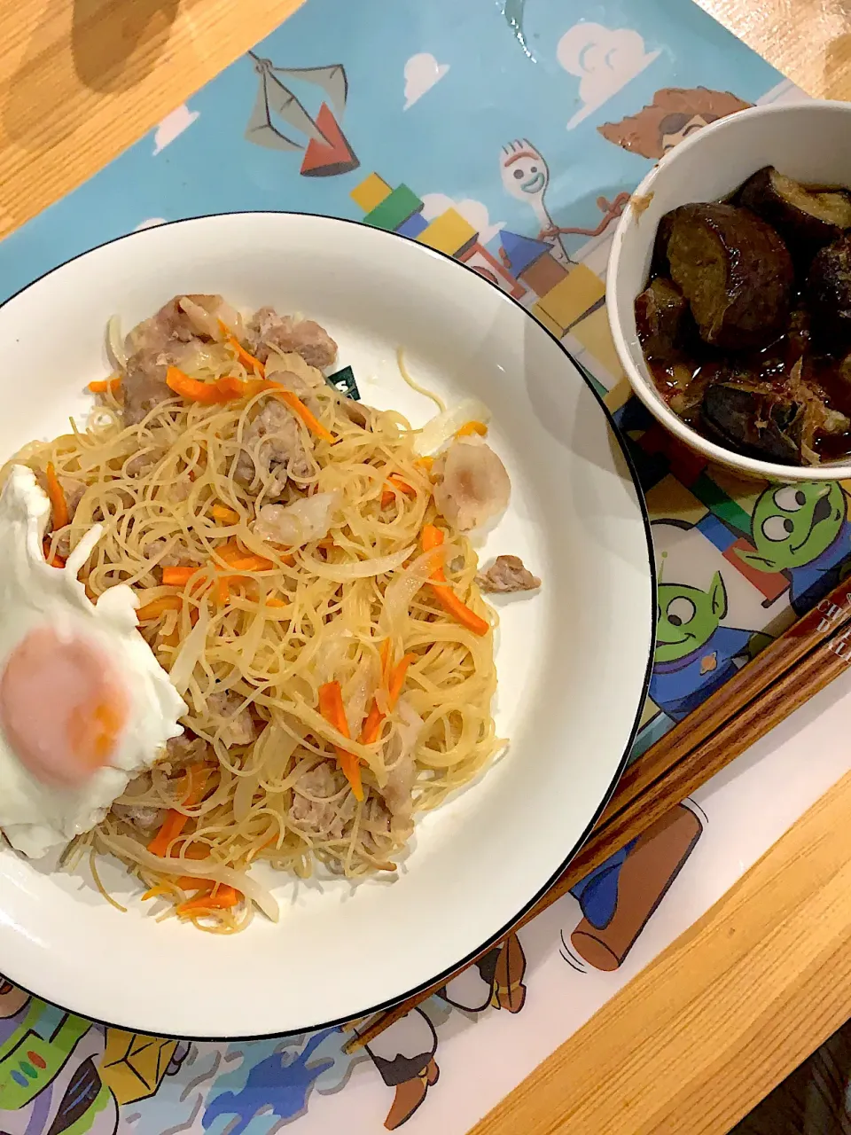 ・焼きビーフン　目玉焼きのせ　　・ナスの揚げ浸し|ぺろたんさん