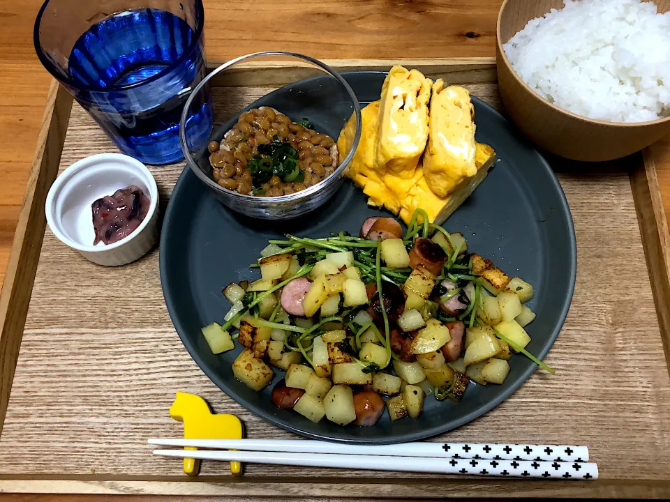 Snapdishの料理写真:じゃがバタ豆苗ウインナー|saknさん