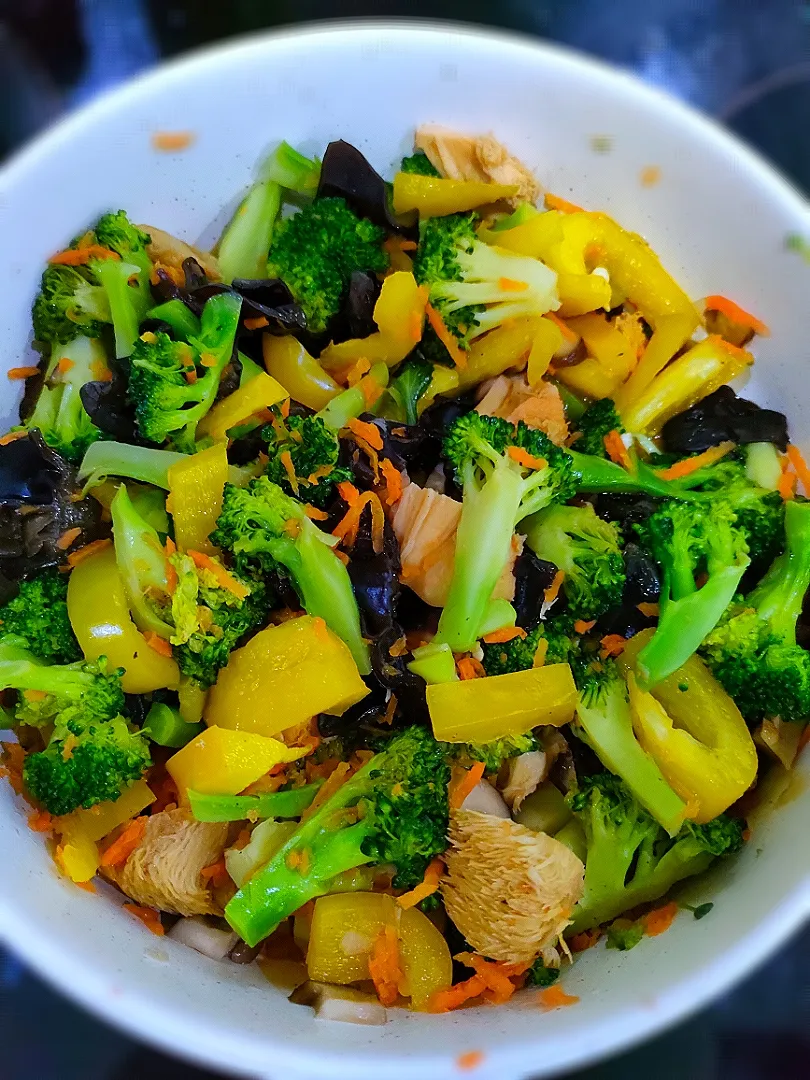 stir fried broccoli, capsicum, carrot, mushroom and black fungus with fermented black bean sauce|Crystall Leongさん