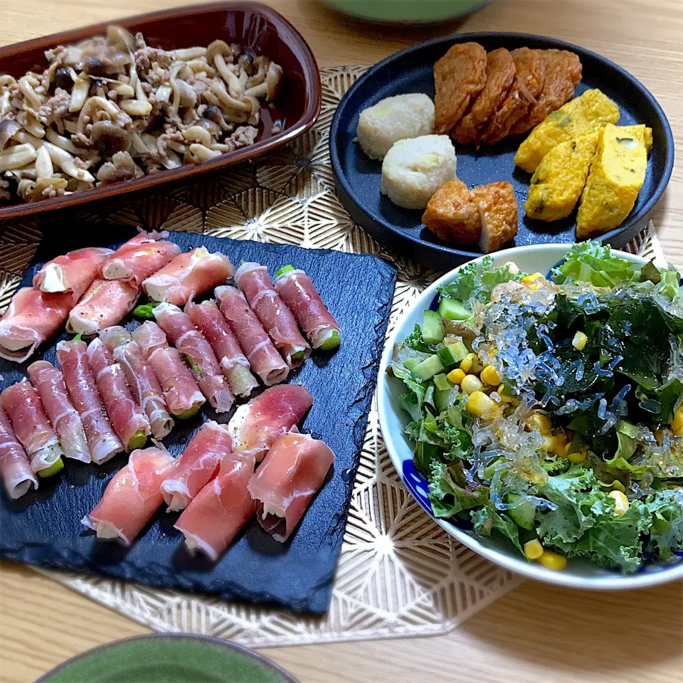 Snapdishの料理写真:アスパラとクリチの生ハム巻き、ひき肉とキノコの味噌マヨ炒め、わかめサラダ、練り物|ツインうさぎさん