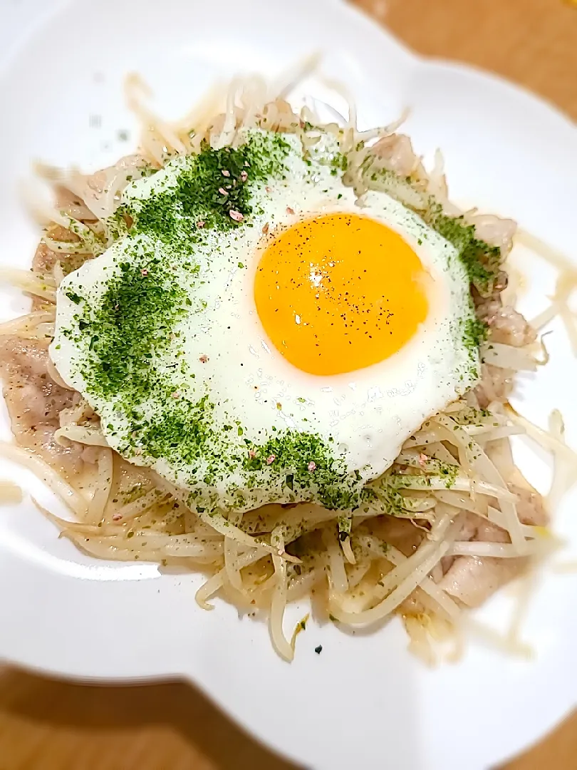 Snapdishの料理写真:ほんだしで豚もやしの半熟目玉焼きのせ😋|みぽりん♪さん