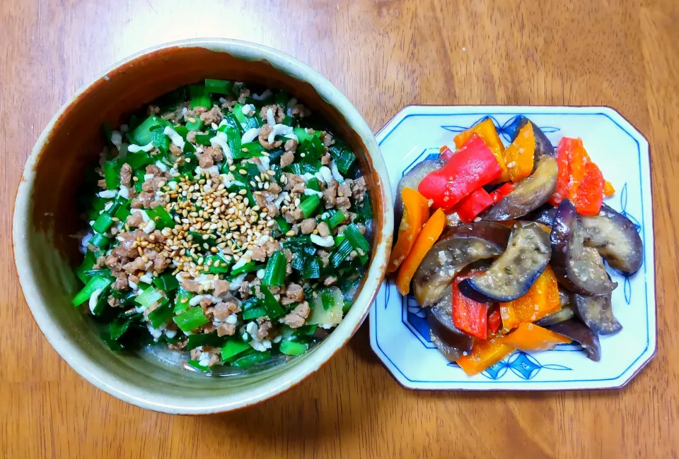 Snapdishの料理写真:９月１３日　ニラまみれスープかけご飯　茄子とカラーピーマンの甘味噌炒め|いもこ。さん