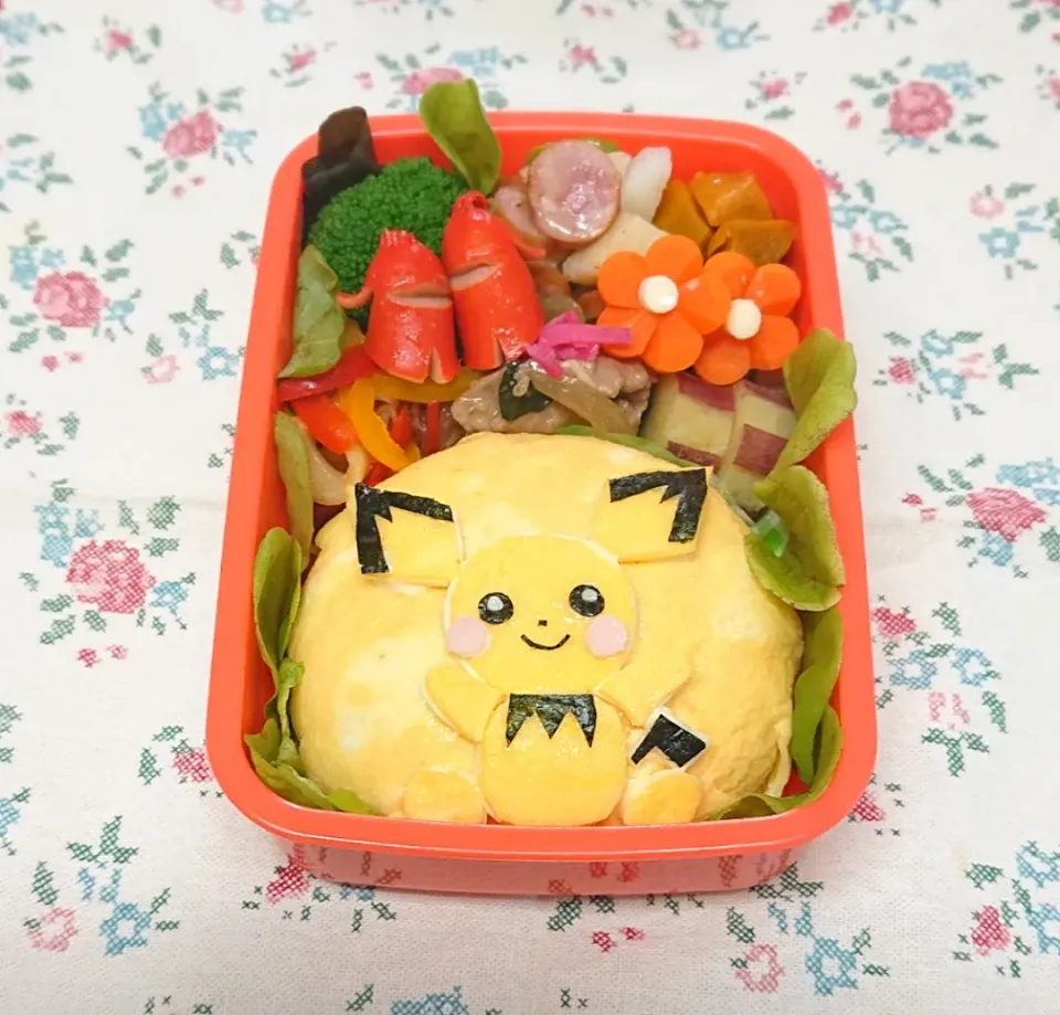 ピチュー弁当❤️ 本当はピチューおにぎりにしようと思ったけど、おにぎりが大きすぎて急遽変更(^^;  黄色に黄色で全然映えない😣ちなみにオムライスではなく、中は鮭おにぎりです😁|みちゅあしさん