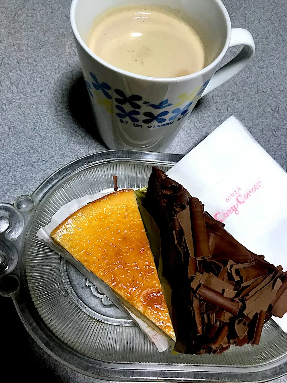 映画 クライシス を観ながら #おやつ　カフェオレと味が合うベイクドチーズケーキ、チョコレートケーキ|ms903さん