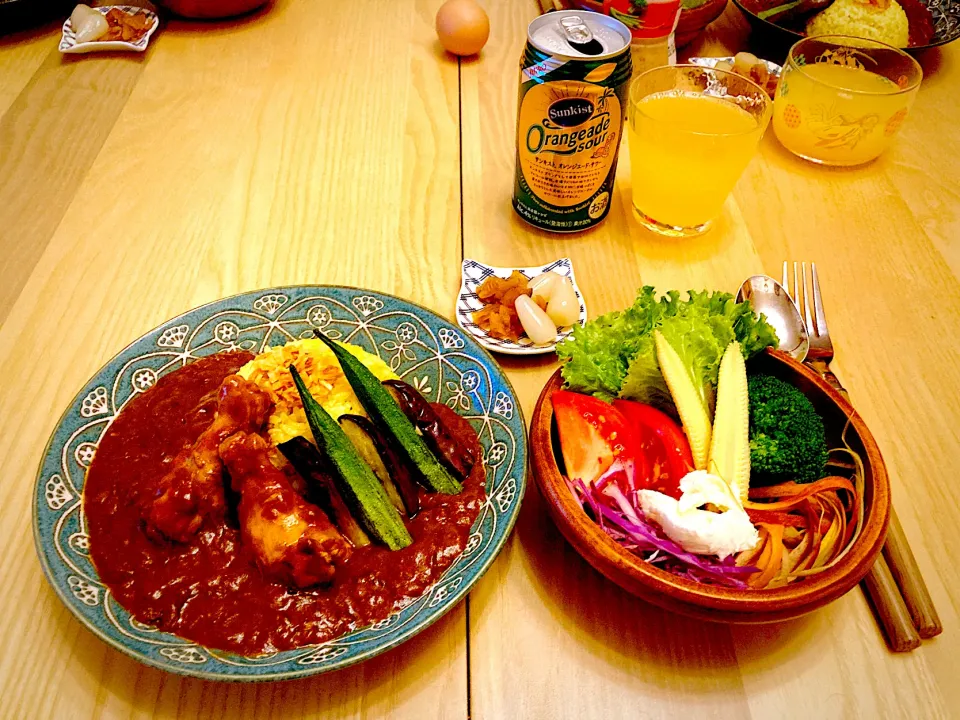 今日の夕食　手羽元のバナナカレー　サラダ　　　福神漬けとらっきょう|ふわ猫はなちゃんさん