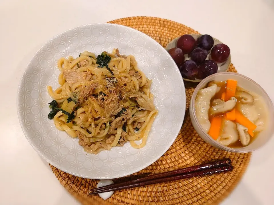 焼きうどん、餃子スープ、巨峰|sorsmdさん