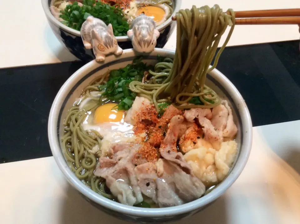 温かい茶そばを豚肉、大和芋、月見で！
焼きねぎ魚焼くところで焼いたまま入れ忘れた〜|Takeshi  Nagakiさん