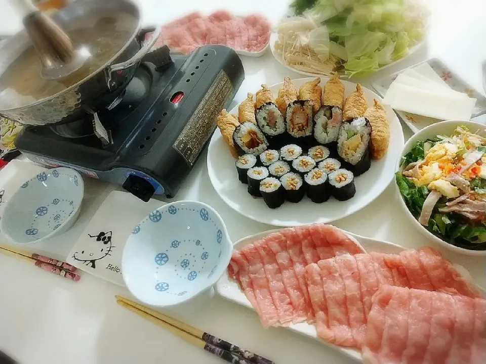 夕食(*^^*)
しゃぶしゃぶ
野菜(豆苗、キャベツ、えのき、もやし)
焼き豆腐
お寿司(お稲荷さん、納豆巻き、サラダ巻き)
シーザーサラダ🥗|プリン☆さん