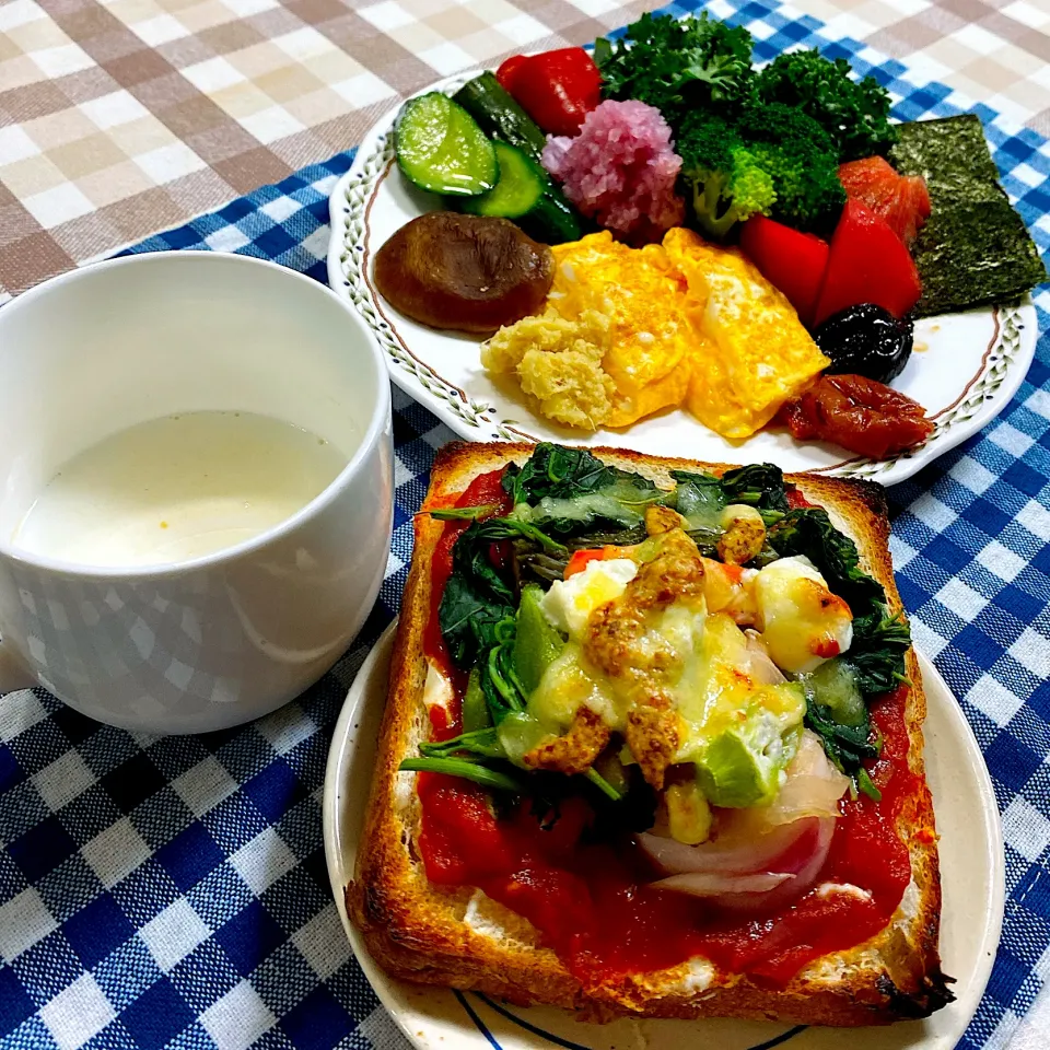 今日の朝ごはん★野菜とトマト缶とチーズとマスタードでピザトースト風に|riko30294さん