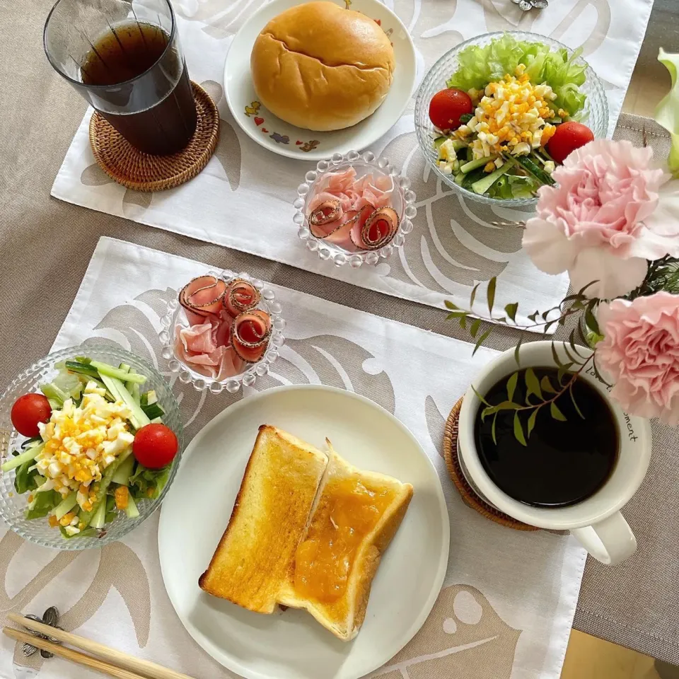 Snapdishの料理写真:9/18❤︎休日モーニング🌱

・みかんジャムトースト（乃が美食パン）
・ミルククリームパン（ポケモンパン）
・生ハム.パストラミハム
・ミモザサラダ|Makinsさん