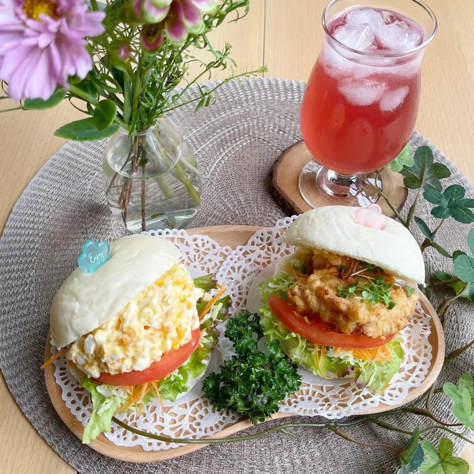 Snapdishの料理写真:9/18❤︎とり天サンド&たまごサンド🌱✨
〈サンド具材〉
・ソフトフランスパン
・とり天
・たまごサラダ
・フリルレタス.キャベツ.トマト.人参
・カシスオレンジ（ノンアル）|Makinsさん