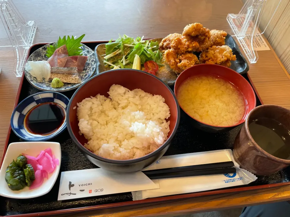 小田原出張ランチ。ミナカ小田原の与一　YOICHIで唐揚げ定食を。量もたっぷりで美味しいのですが、小田原らしく刺身もついて800円というお安さです。おすすめします。|sniper66さん