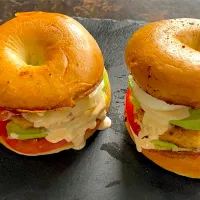 Snapdishの料理写真:Avocado chicken burger|recipe by emuさん