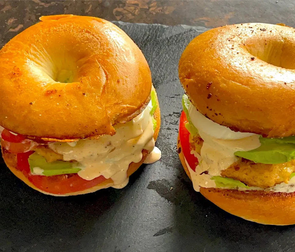 Snapdishの料理写真:Avocado chicken burger|recipe by emuさん