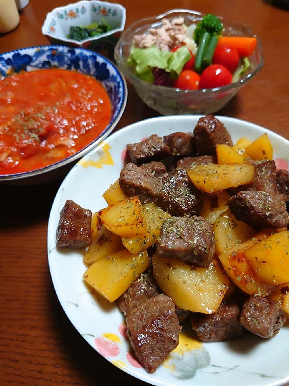 牛肉とじゃがいものグリル
豚肉のトマト煮
サラダ
ほうれん草胡麻和え|ぱやさん