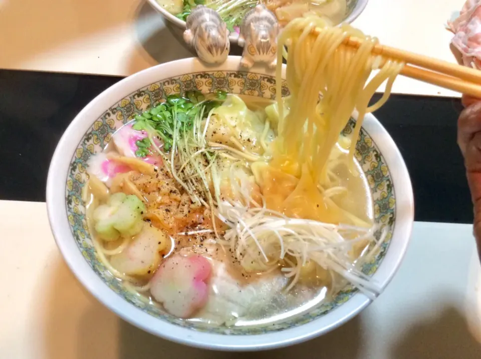 連休の麺活は、エビワンタン入りの塩ラーメン。
スープは、あご出汁、鰹出汁、昆布出汁をーベースに伯方の塩などで。。。
ワンタンは、バナベイエビをサッとボイルしてからザックリ叩いて、ごま油、塩コショー、ネギ、生姜、片栗粉で餡を作りました。麺はストレートの中太中華麺。
トッピングは、サラダチキンを鳥チャーシューがわりにして、白髪ねぎ、ナルト、穂先メンマ、カイワレに麩を。^_^|Takeshi  Nagakiさん