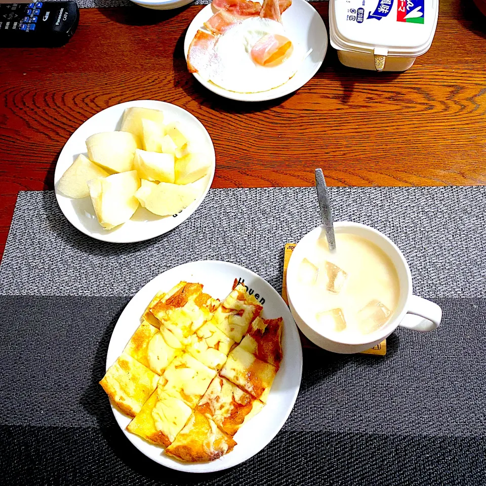 9月 18日　朝ごはん　チーズナン蜂蜜、カフェオレ梨|yakinasuさん