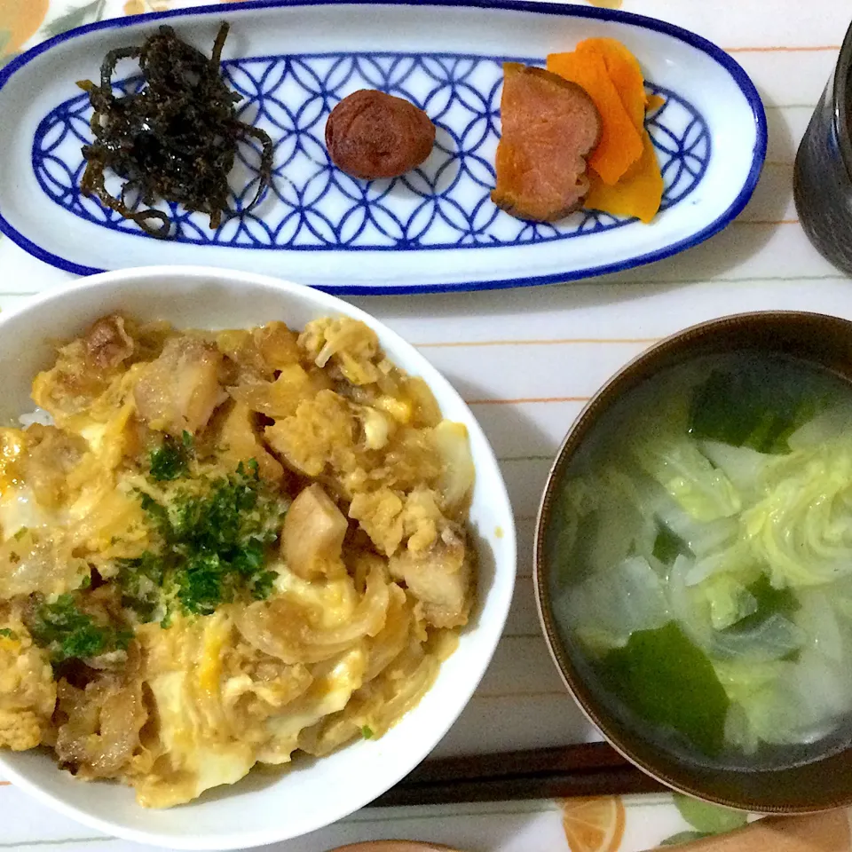 Snapdishの料理写真:2021年９月19日男前美容師の手作り朝ごはん　リメイク親子丼　白菜とワカメのスープ　今日も美味しくいただきました😄|Booパパさん