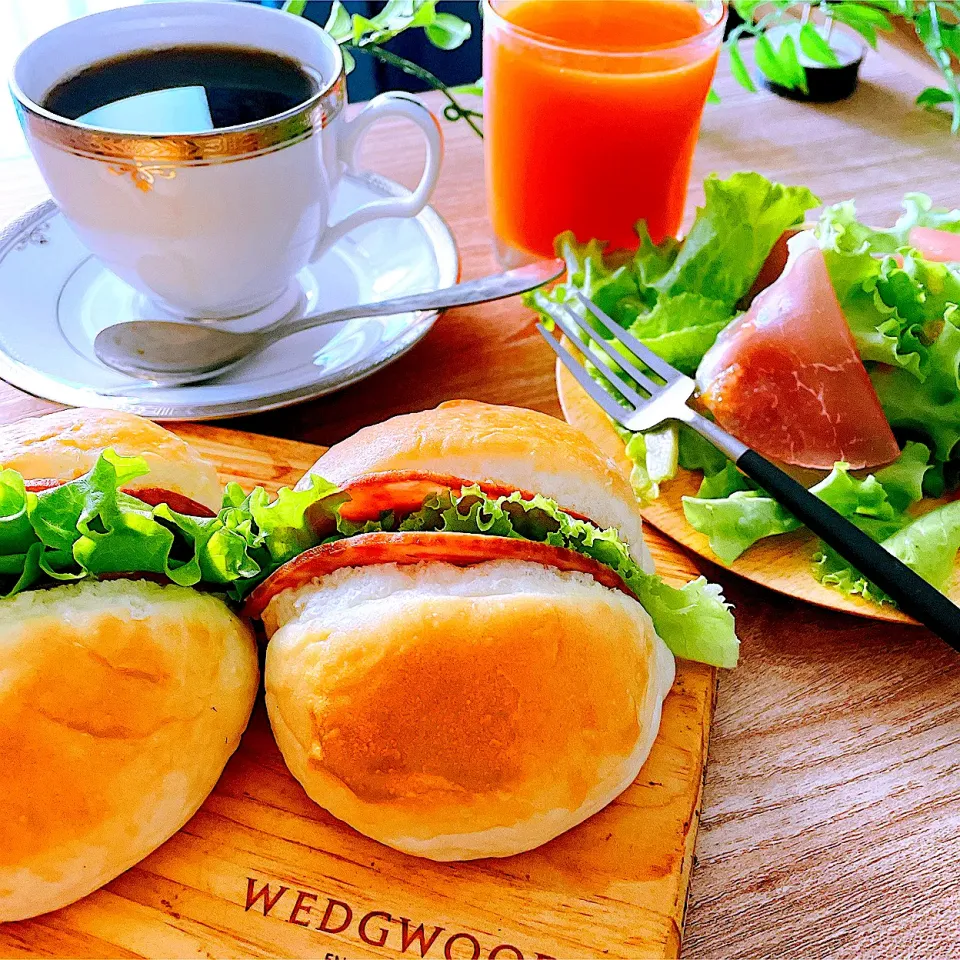 Snapdishの料理写真:一日の始まりは🥯ハムサンドと🥗生ハムのサラダセット|Sの食卓さん