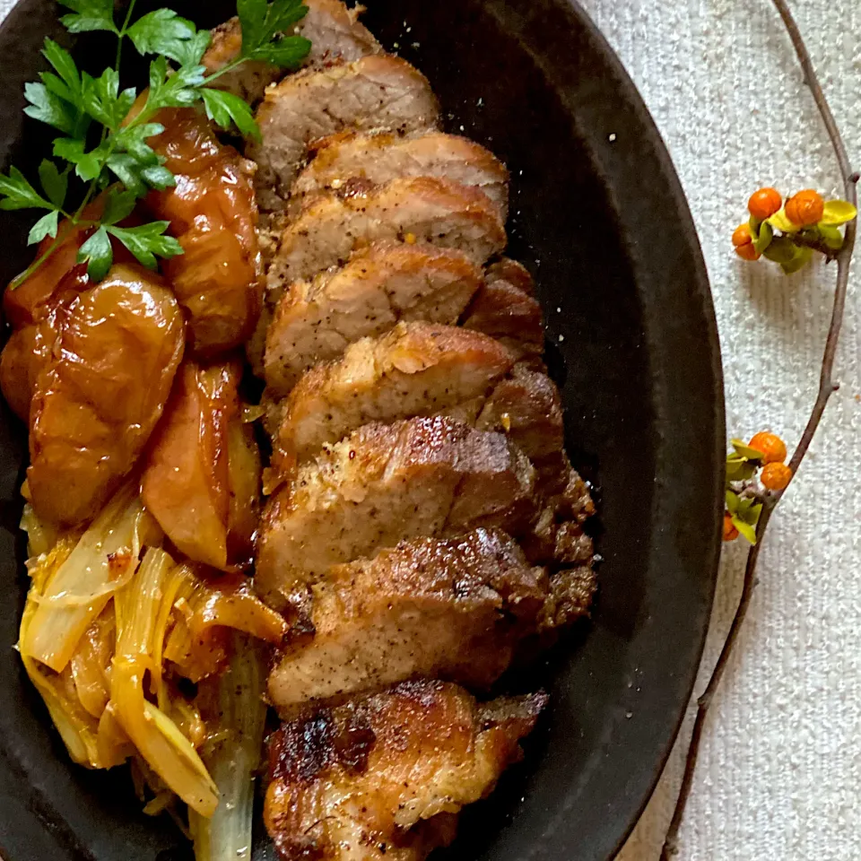 Snapdishの料理写真:🍁🕰🍁秋時間 🥘塩豚と焼き林檎のグリル|ゆきぽん@ゆきの家飲み料理さん