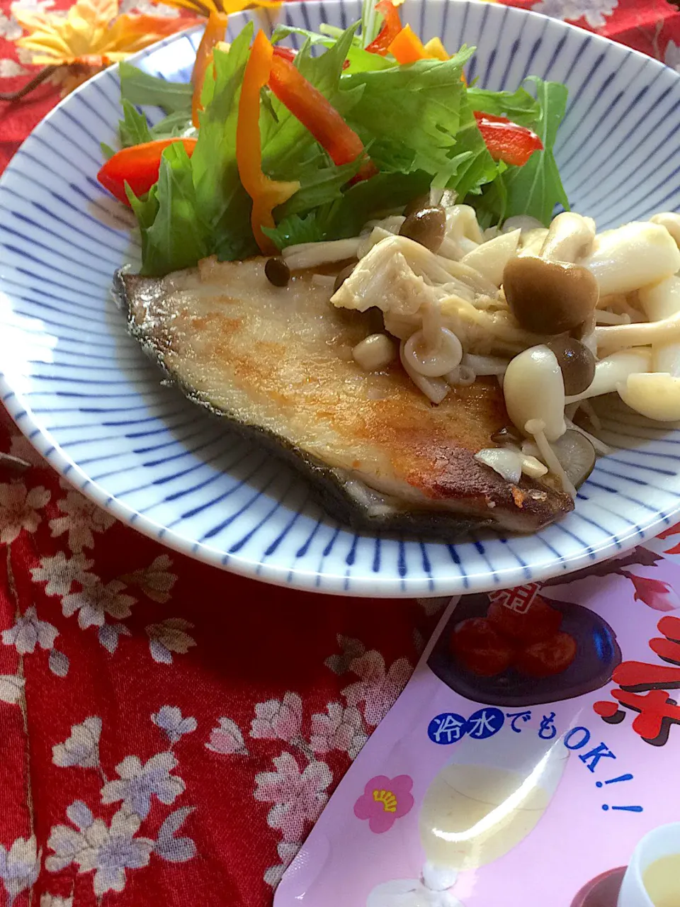 Snapdishの料理写真:ぶりの照り焼き🐟きのこの梅こんぶ茶ソース添え🍄|ringonamaさん