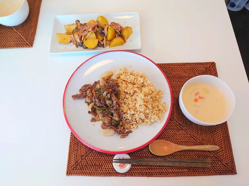 Snapdishの料理写真:今日の昼食　牛肉とらっきょうの炒め物、コンソメミルクスープ、じゃがいものオイスターソース炒め|pinknari🐰🌈さん