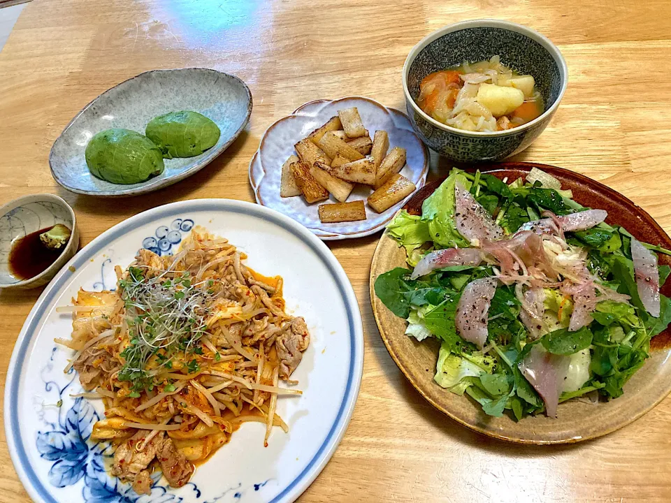 豚キムチ♡カマスのカルパッチョ♡鶏肉じゃが♡山芋のガリバタソテー♡アボカド🥑山葵醤油━━━(ﾟ∀ﾟ；)━━━・・|さくたえさん