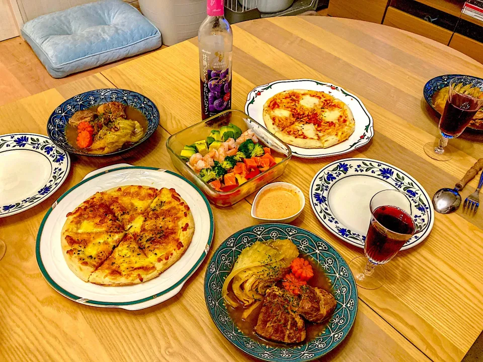 今日の夕食　豚肩ブロックのビール煮込み　ピッツァ2種　コブサラダ|ふわ猫はなちゃんさん