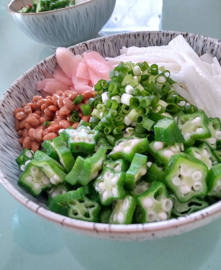 今日のランチはネバネバ丼😁|かずにゃさん