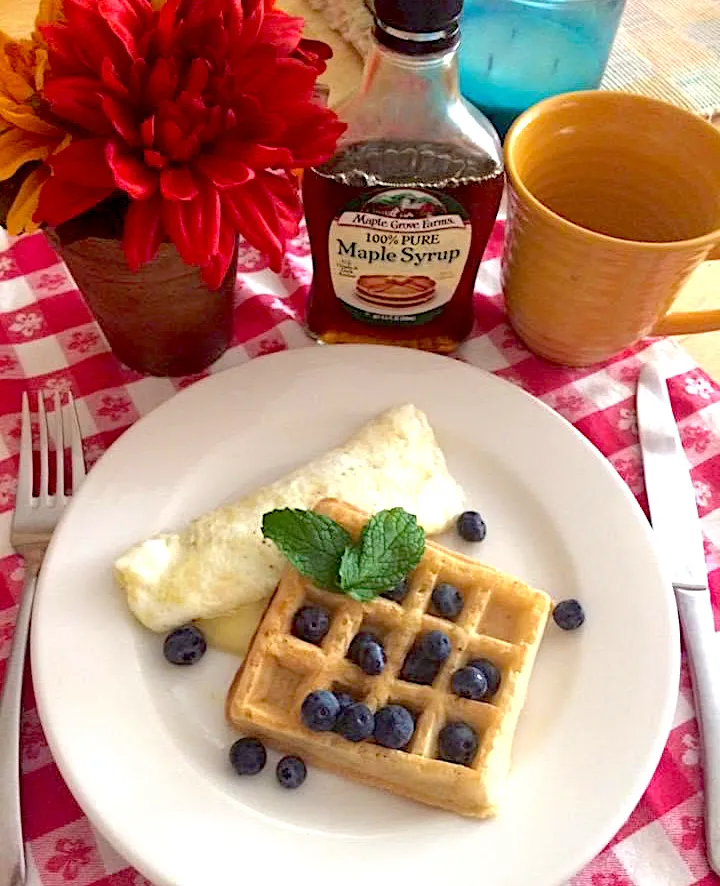 Snapdishの料理写真:Waffle with blueberries and eggwhite omelette|🌺IAnneさん