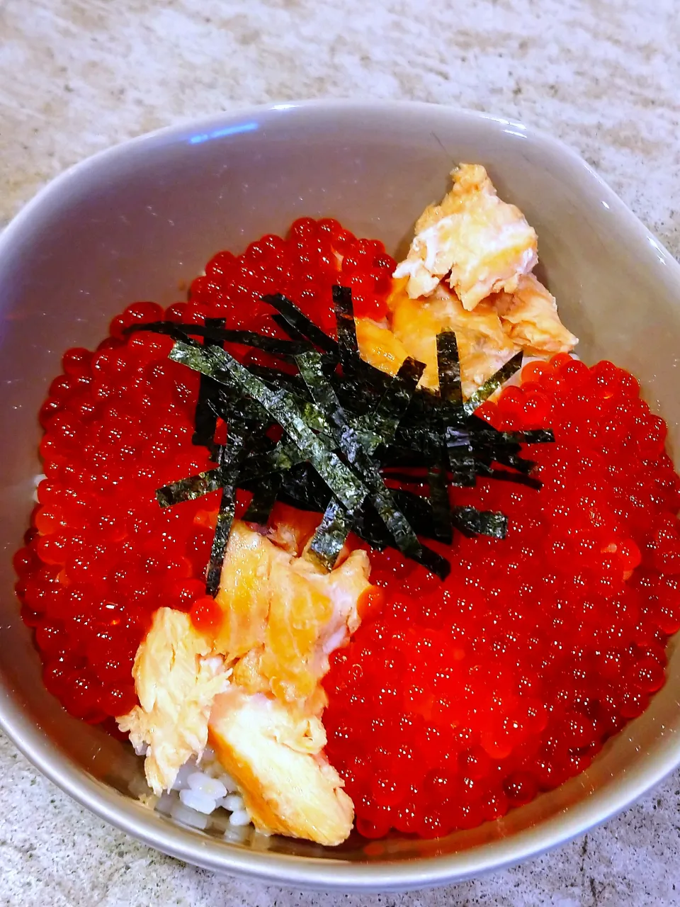 Snapdishの料理写真:鮭とイクラの親子丼(自家製イクラ醤油漬と麺つゆ漬の合掛け);Soy marinated salmon roe and steamed salmon Bowl|samiさん